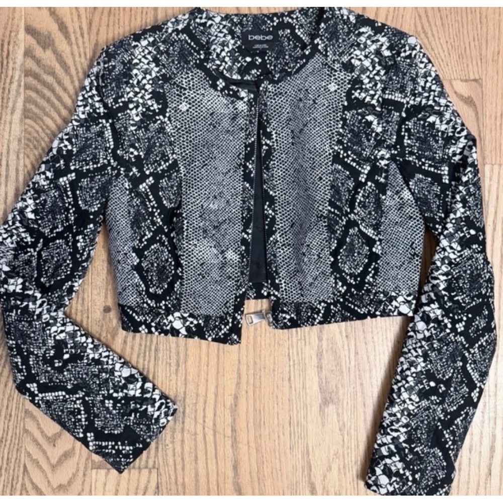 Bebe Womens Snakeskin Print Cropped Zip Jacket Black White Size 2 108GZ102-S038